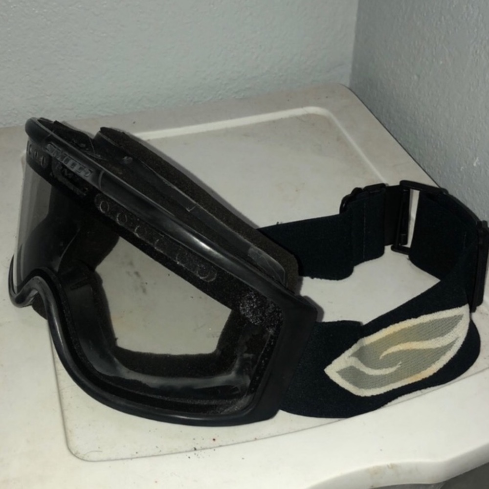 Used men’s snowboarding goggles